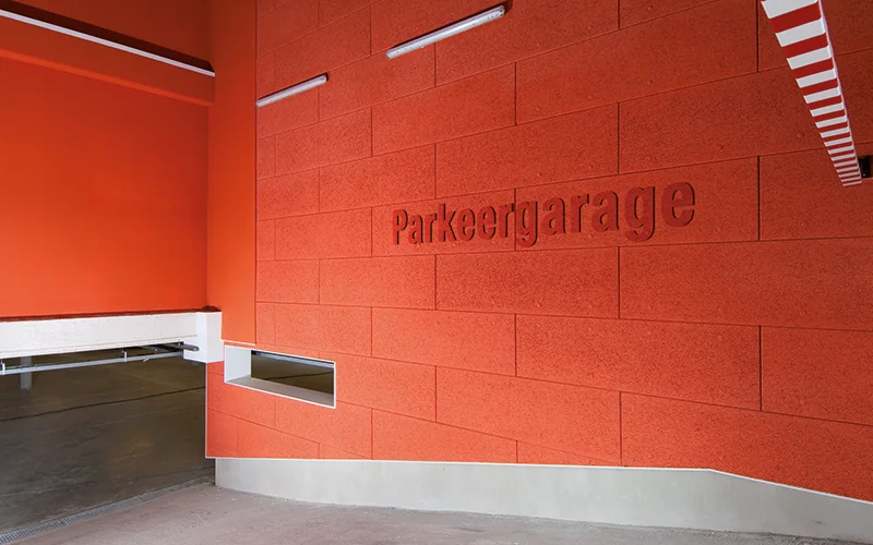 Eingang einer modernen Tiefgarage mit roten Dämmplatten