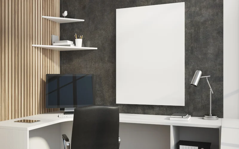 Büro mit Schreibtisch und PC und Akustik-Paneelen an der Rückwand