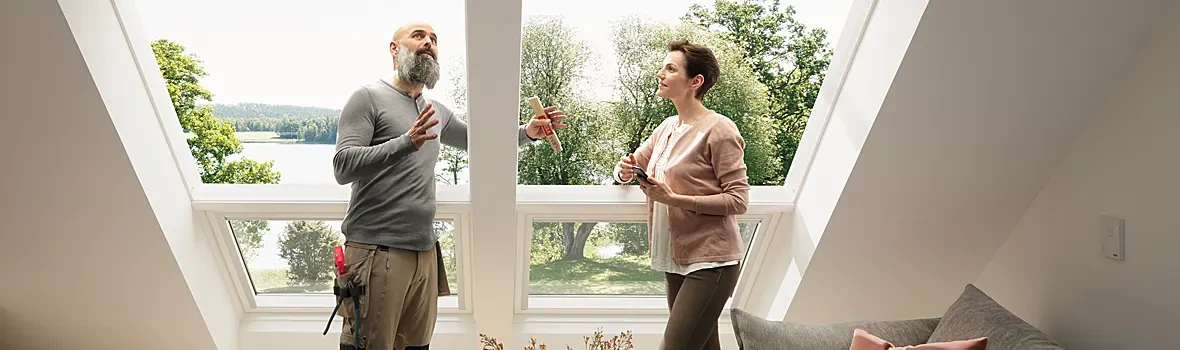 Mann und Frau reden über Dachfenstertausch