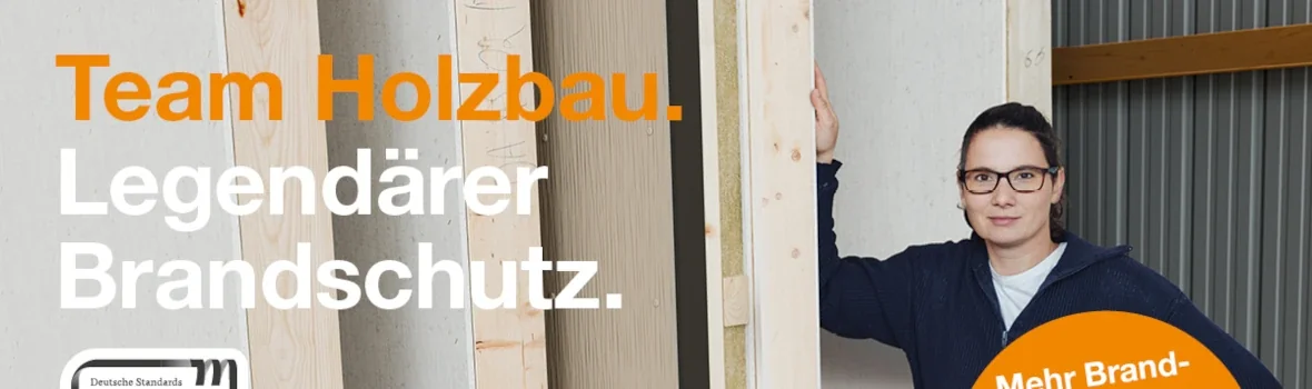 Frau steht an Wandaufbauten mit dem Banner 