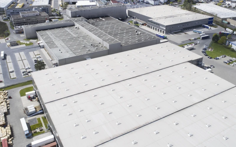 Industriegebiet mit Produktionshallen mit einem Flachdächern