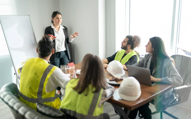 Gruppe von Handwerkern in einem Seminar 