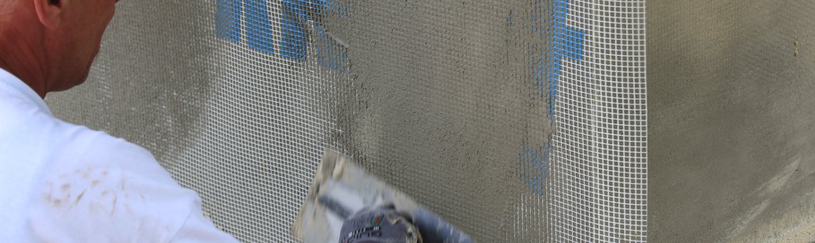 Normalputzmörtel wir auf Wand aufgetragen