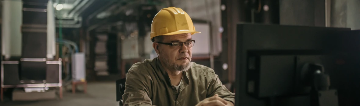 Ein Handwerker recherchiert im Internet