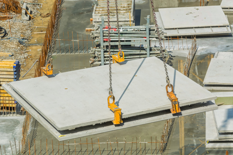 Platte wird über Baustelle mit Kran heruntergelassen