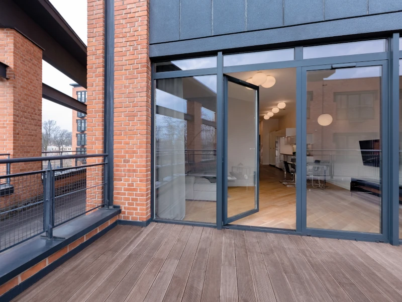 Holzterrasse mit schlagregendichtem Fenster