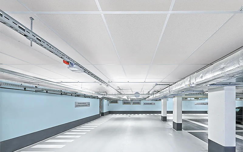 moderne Tiefgarage mit weißer Decke und blauen Wänden