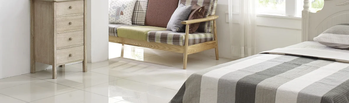 Schlafzimmer mit Fliesenboden und Holzmöbeln