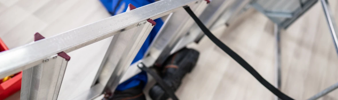 Leiter liegt auf Handwerker der von Leiter gefallen ist 