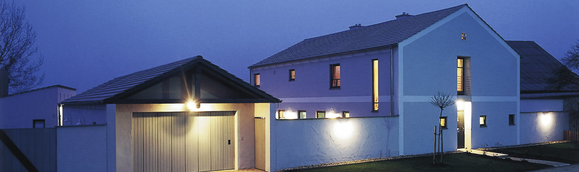 Haus mit Garage mit Beleuchtung bei Dunkelheit