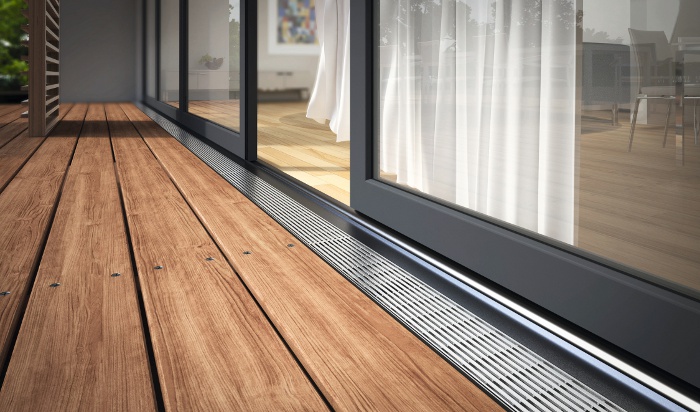 Abflussrinne beim Übergang von Terrasse in Wohnzimmer an einer Schiebetür