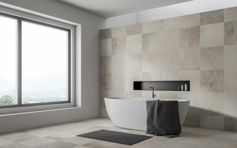 minimalistisches Badezimmer mit Fliesen in Beige-, Greige- und Cremetönen