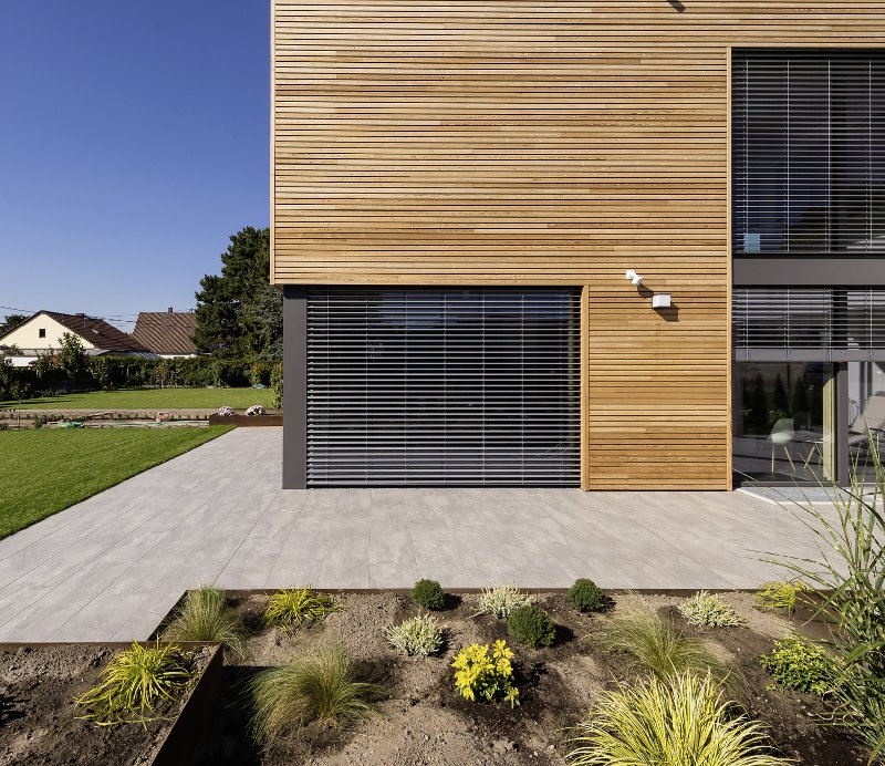 Wohnhaus mit Terrasse davor 