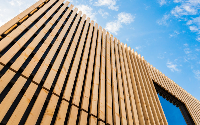 Holzlatten an einer Fassade