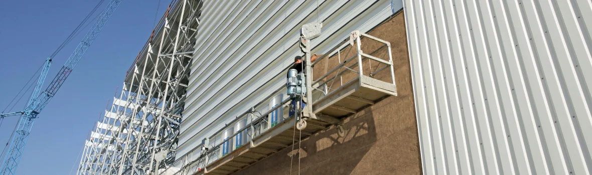Dämmung wird von Außen über eine Tribüne an eine Fassade angebracht