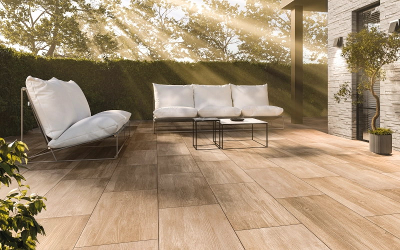 Moderne, mediterrane Sonnenterrasse mit Terrassenplatten in Holzoptik