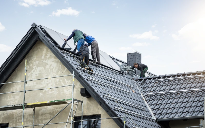 PV-Anlage wird auf einem Steildach angebracht