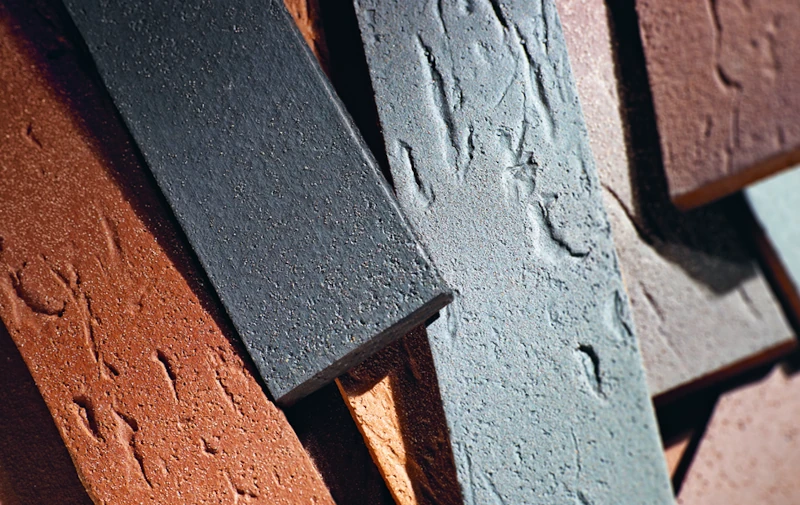 Texturierte Ziegel in verschiedenen Farben und Formen.