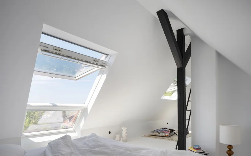 ausgebautes Dachgeschoss mit großen Fenstern und viel Lichteinfall