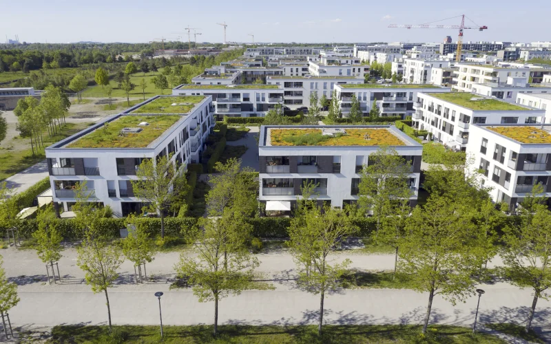 Ansicht von oben über Wohngegend mit Gründächern
