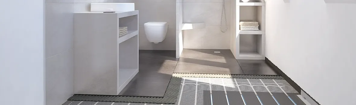 Badezimmer mit Fußbodenheizelementen im Boden