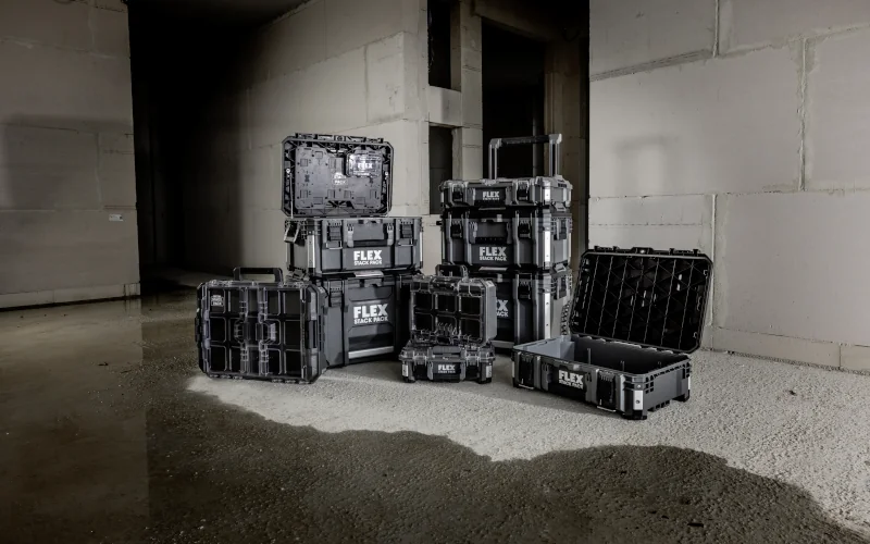 Sortiment von FLEX Produkten für einen Aufbautrolley für Werkzeug und Baubedarf in einem Rohbau