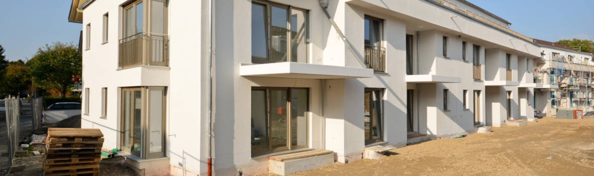 Seitenansicht eines Neubau-Reihenhauses