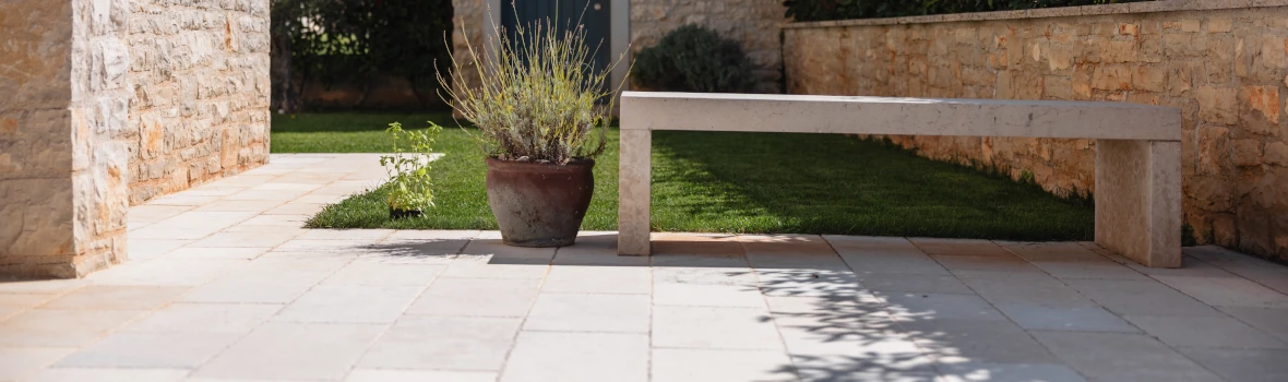 Ein Außenbereich mit hellen Terrassenplatten im mediterranen Stil