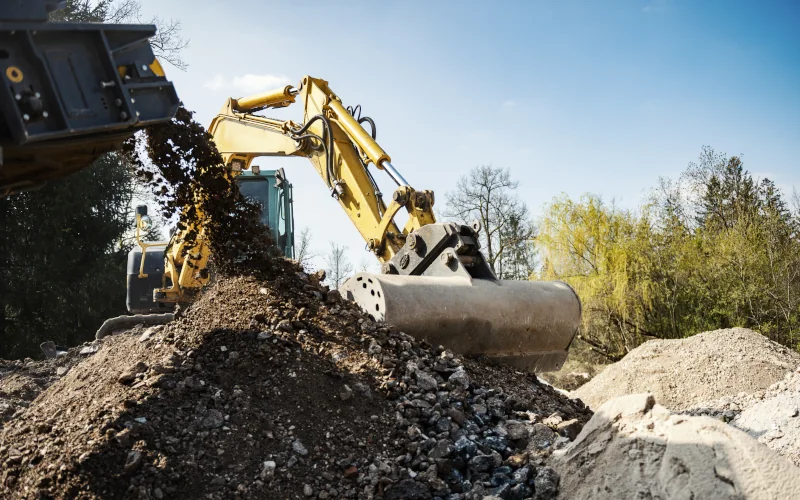 Bagger baggert Recyclingmaterial