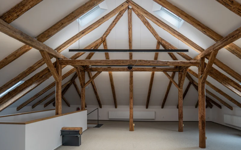 Dachgeschoss Zimmer mit Balken an der Decke und Treppennische