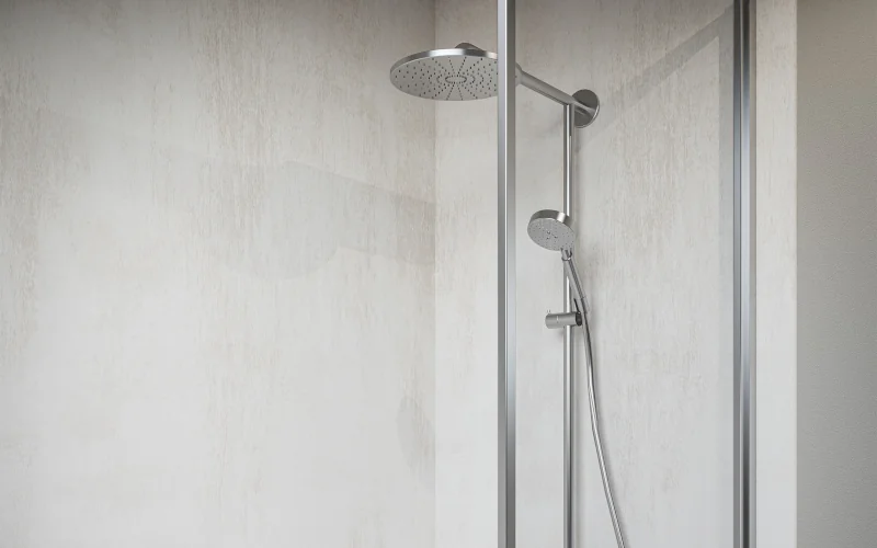 Dusche und graue Wände