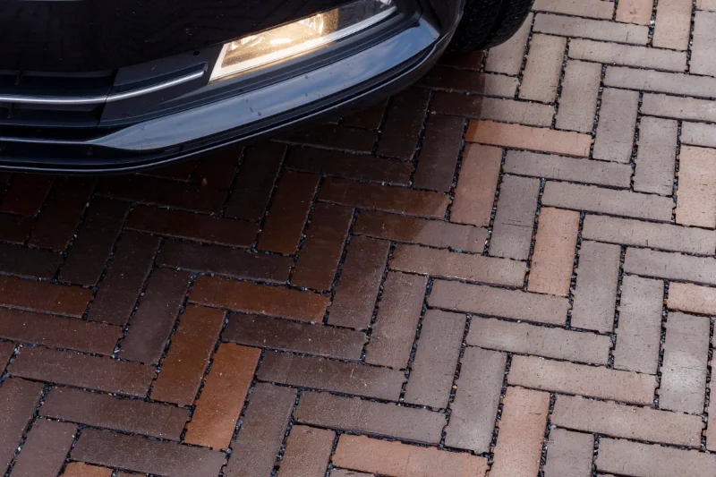 Pflasterfläche mit H-Verband-Verlegung, befahren von Auto