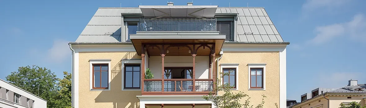 Einfamilienhaus mit Satteldach mit Balkon und kleiner Dachterrasse