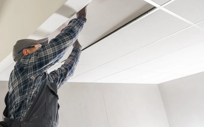 Handwerker bringt abgehängte Decke an 