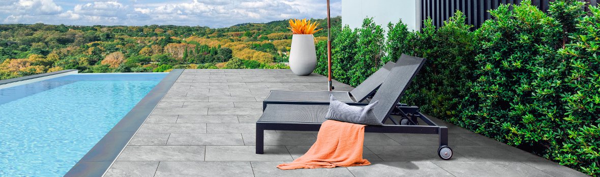 Außenbereich mit Pool mit Blick auf eine weitreichende grüne Landschaft 