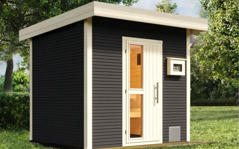 schwarze Sauna mit einer Glastür in einem Garten