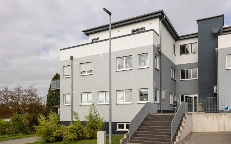 Wohngebäude mit grauen Fassadenplatten von James Hardie