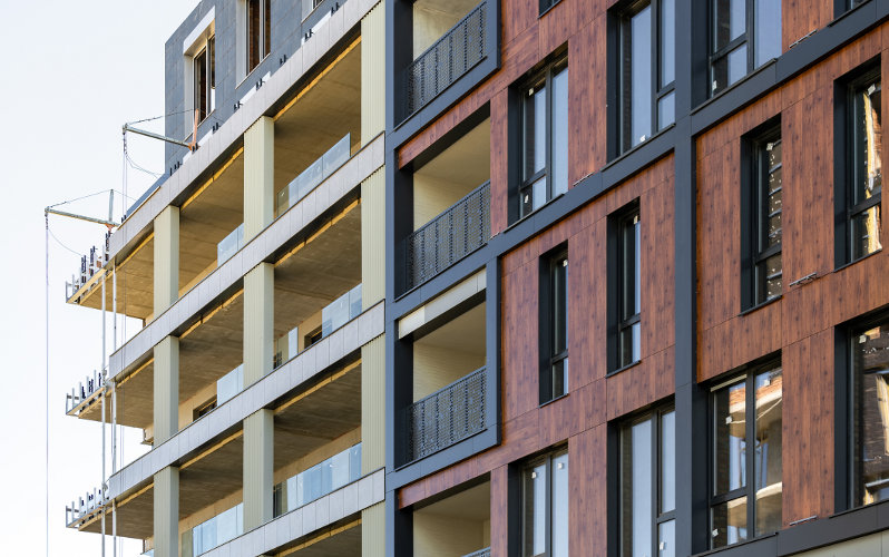 Haus mit Faserzementfassade und Balkonen