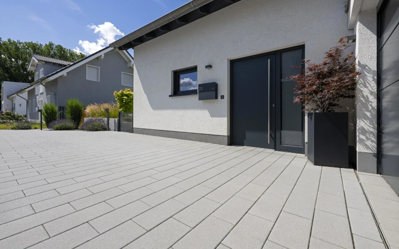 Innenhof eines Wohnhauses mit hellgrauen Bodenplatten 