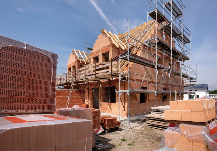 Gerüst um Hausbau