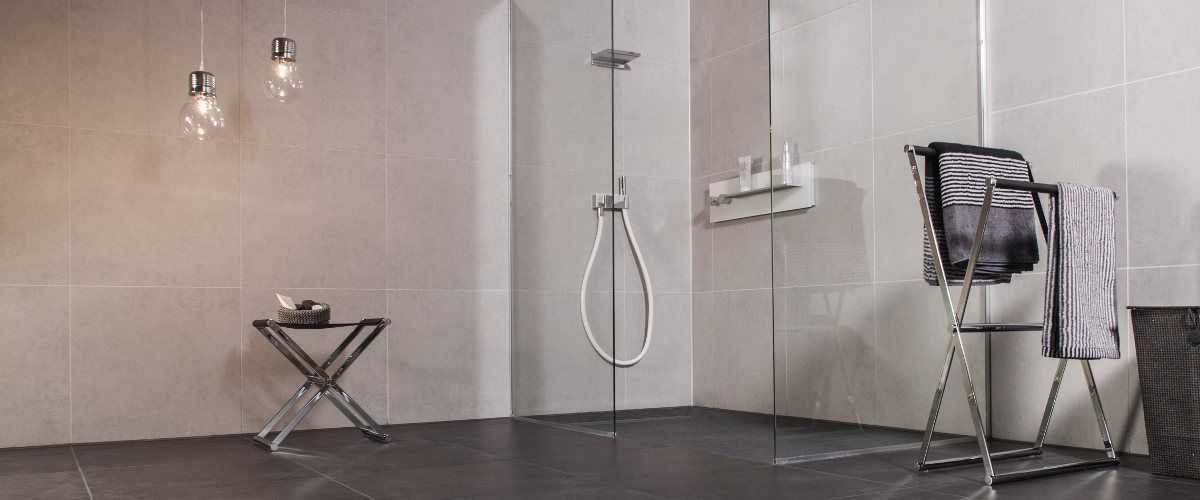 Badezimmer mit grauen Fliesen an Wand und Boden