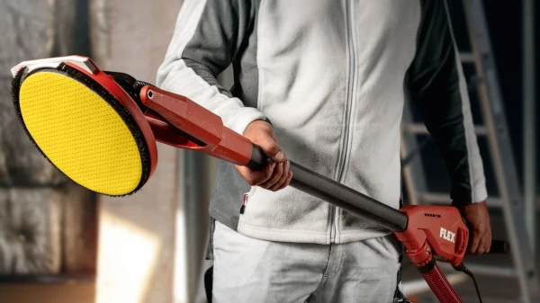 Handwerker arbeitet mit Flex Giraffe