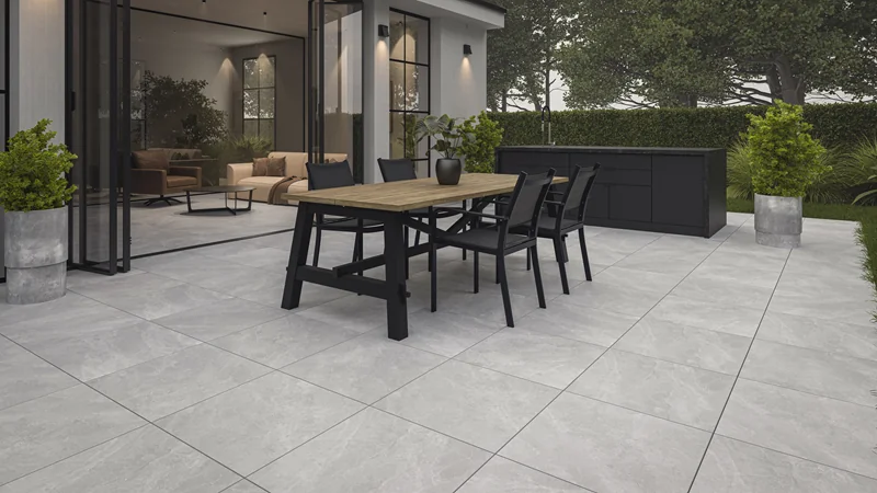 Terrasse mit Gartenmöbeln und Blick ins Wohnzimmer