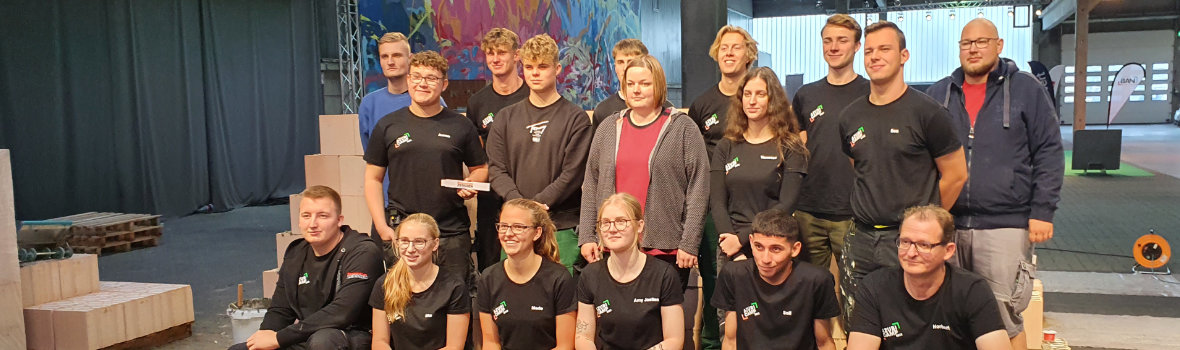 Gruppe von Azubis aufgereiht für ein Foto 