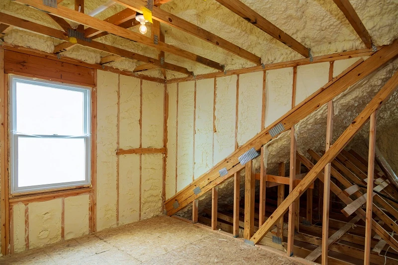 Haus im Dämmprozess mit offenen Wänden und freigelegter Dämmung 