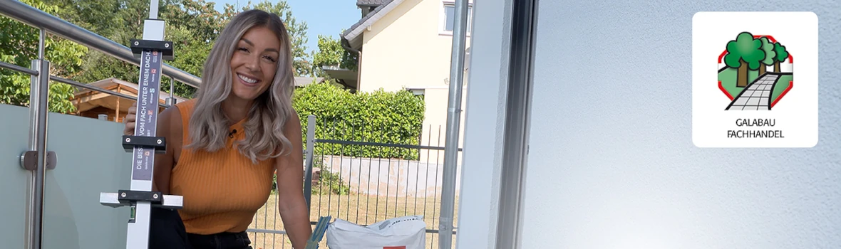 Frau hockt neben Sack Galabau Tubag für Outdoorkermaik-Systeme 