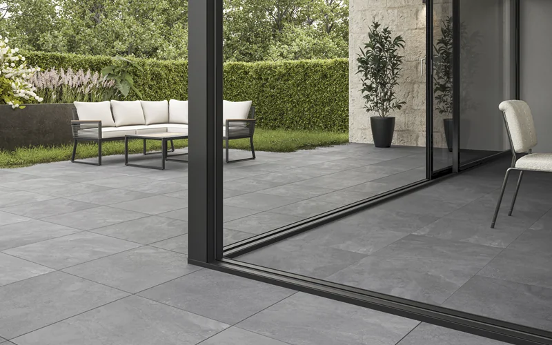 Terrasse mit Gartenmöbeln und gleicher Fußbodenbelag innen wie außen