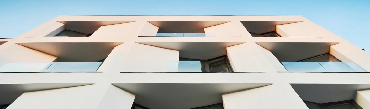 Fassade eines weißen modernen futuristischen Hochhauses mit vielen Fenstern