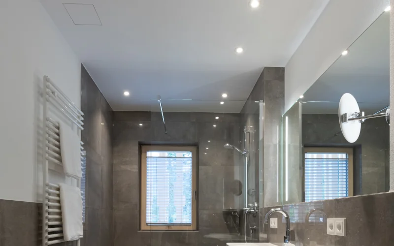 modernes Badezimmer mit grauen Marmorfliesen und weißen Wänden