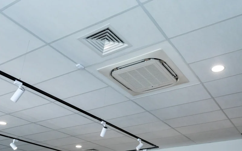 abgehängte Decke im Büro mit Klimaanlage 